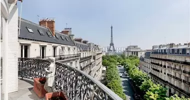 Penthouse 9 bedrooms in city center, with satellite TV, with Private parking in Paris, France