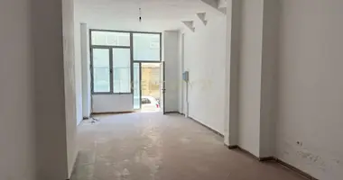 Espacio Comercial en Venta en la Planta Baja con un Garaje Cerrado en el Piso -1 en la Zona de Ish-Urt! en Durres, Albania