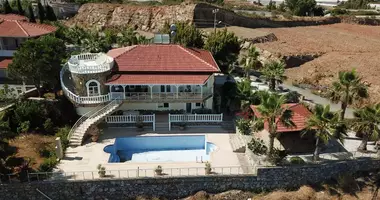 Villa 4 rooms with parking, with Swimming pool, with Security in Alanya, Turkey