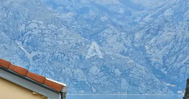 2 bedroom house in Skaljari, Montenegro