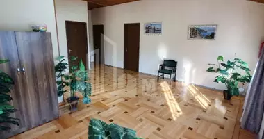 Villa 8 Zimmer mit Möbliert, mit Zentralheizung, mit Asphaltierte Straße in Tiflis, Georgien