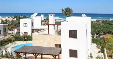 Вилла 4 спальни с видом на море, с бассейном, на первой береговой линии в Makounta, Кипр
