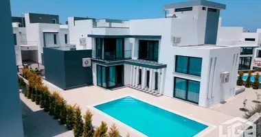 Villa 5 chambres avec parkovka parking, avec Piscine, avec Jardin dans Kyrenia, Chypre du Nord