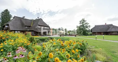 Villa 30 habitaciones con buen estado, con Vista al lago en Kalniena, Letonia