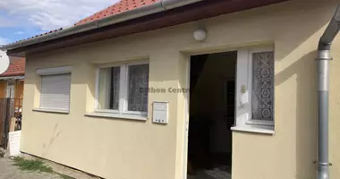 3 room house in Ueroem, Hungary