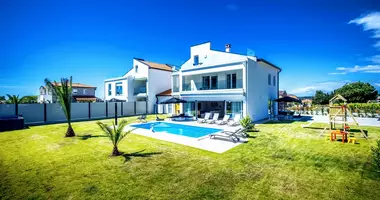 Villa  mit Parkplatz, mit Terrasse, mit Schwimmbad in Varvari, Kroatien