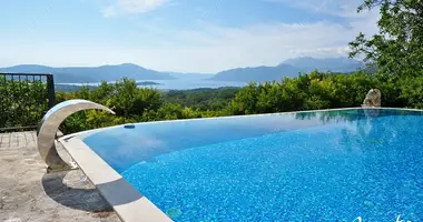 Villa  mit Meerblick in Tivat, Montenegro