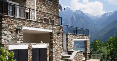 Villa  mit Parkplatz, mit Balkon, mit Terrasse in Sorico, Italien
