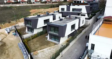 Villa 6 habitaciones con Balcón, con estacionamiento, con Renovado en Niluefer, Turquía