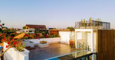 Villa 4 chambres avec Fenêtres double vitrage, avec Balcon, avec Meublesd dans Canggu, Indonésie