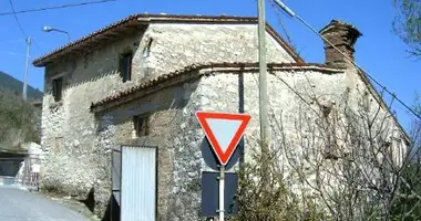 Casa 12 habitaciones en Serrapetrona, Italia