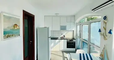 Appartement 2 chambres avec parkovka parking, avec Vue sur la mer dans Sveti Stefan, Monténégro