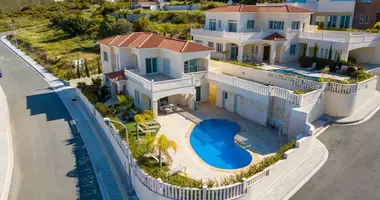 Вилла 5 комнат  с видом на море, с бассейном, на первой береговой линии в Пейя, Кипр