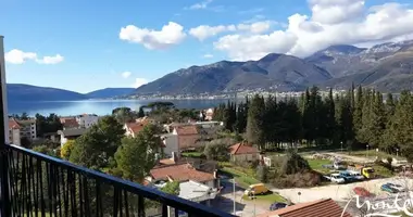 Penthouse  mit Meerblick, mit Schwimmbad in Tivat, Montenegro