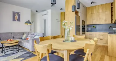 Wohnung 4 Zimmer in Warschau, Polen