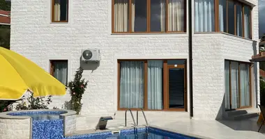 Edificio rentable 303 m² en Trebesin, Montenegro