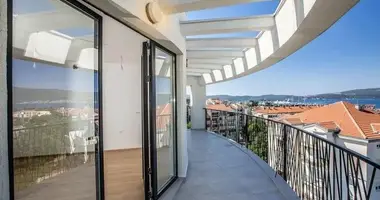 Penthouse 3 bedrooms with air conditioning, with sea view, with garage in Tivat, Montenegro