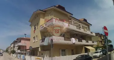 Mieszkanie 3 pokoi w Silvi, Włochy