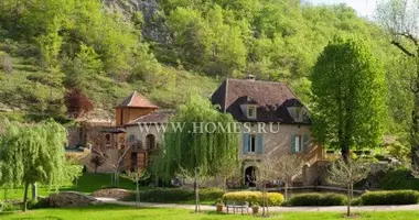 Dom drewniany w stylu górskim w Dordogne, Francja