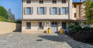 Mieszkanie 11 pokojów w Asola, Włochy
