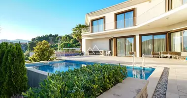Villa 4 chambres avec parkovka parking, avec Terrasse, avec Jardin dans Tivat, Monténégro