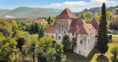 Castillo en Sentjernej, Eslovenia