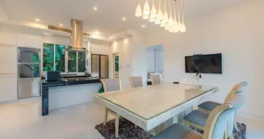 Villa 4 room villa with parking, with balcony, with furniture in Patong, Thailand