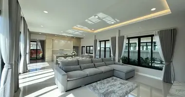 Villa 4 habitaciones con Tour online, con Televisión en Pattaya, Tailandia