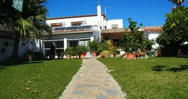 Вилла   с балконом, с мебелью, с кондиционером в Estepona, Испания