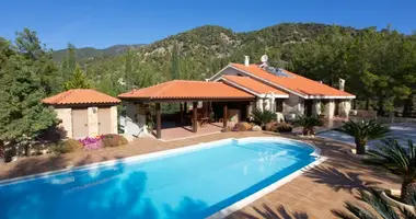 8 bedroom House in Moniatis, Cyprus