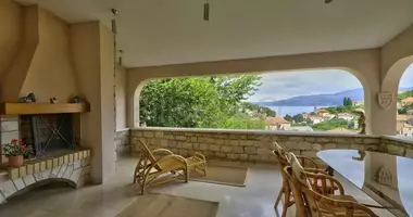 5 room house in Splitska, Croatia