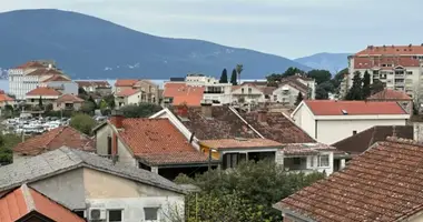 Квартира 4 спальни в Тиват, Черногория