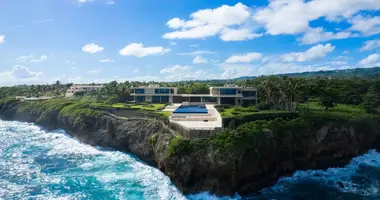 Villa  con Amueblado, con Terraza, con Seguridad en Cabrera, República Dominicana