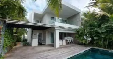 Villa 10 rooms with double glazed windows, with balcony, with furniture in Grand Baie, Mauritius