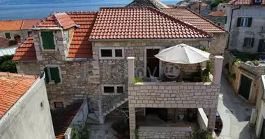 5 room house in Postira, Croatia