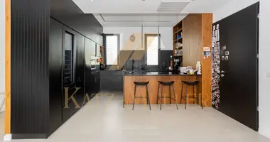Villa 8 rooms in Kfar Yona, Israel