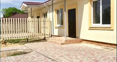 Casa 3 habitaciones en Molodizhne, Ucrania