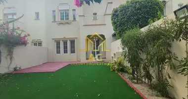 3 room villa with Parking, with Air conditioner, with Balcony / loggia in Dubai, UAE