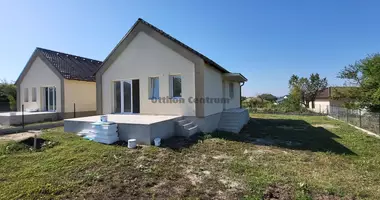 4 room house in orbottyan, Hungary