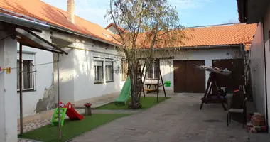 8 room house in Vecses, Hungary