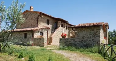 4 bedroom house in Arezzo, Italy