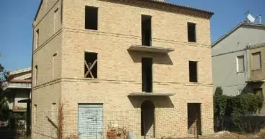 Nieruchomości komercyjne 650 m² w Terni, Włochy