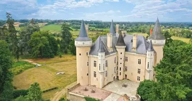 Zamek 9 pokojów w Tours, Francja