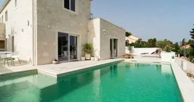 Villa 5 rooms in Splitska, Croatia