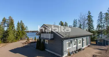Cottage 5 bedrooms in Pyhtaeae, Finland