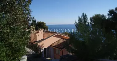 Villa  con Aire acondicionado, con Vistas al mar, con Garaje en Sanremo, Italia