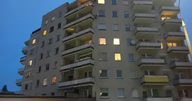 Mieszkanie 3 pokoi w Warszawa, Polska