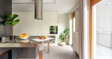 Wohnung 4 zimmer in Warschau, Polen