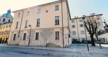 Apartamento 14 habitaciones en Como, Italia