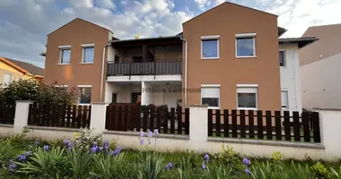 Apartamento 4 habitaciones en Gyoemro, Hungría